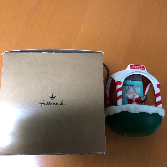 Hallmark Santa’s Workshop vintage ornament - Picture 4 of 8